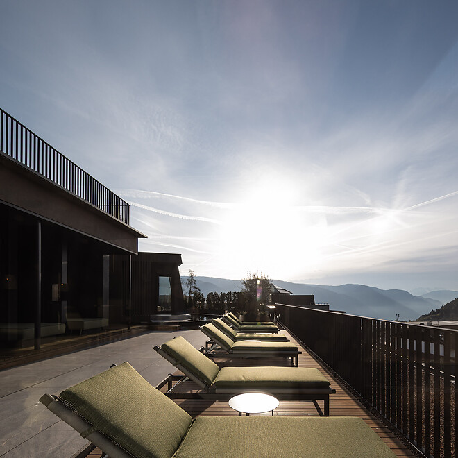 Ruheliegen im Sky Spa mit Blick bis in die Dolomiten