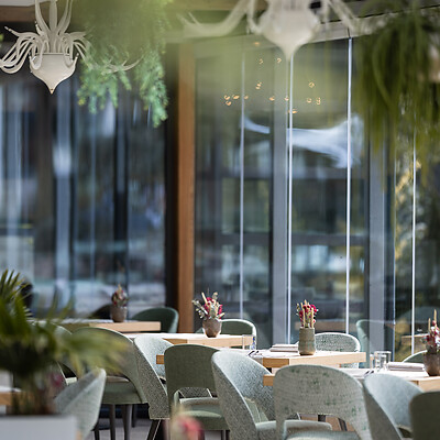 Grüner Open-Air Restaurantbereich