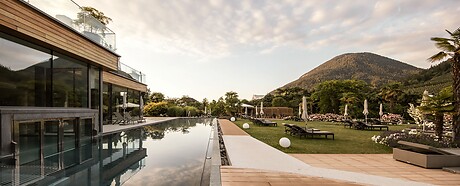 Infinity Pool mit Panormablick im Hotelgarten