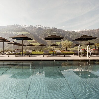 Sky Infinitypool mit Thermalwasser und Bergblick
