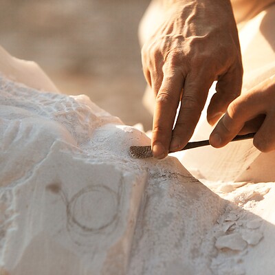 Mann bearbeitet den Laaser Marmor