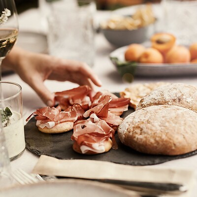 Traditionelle Südtiroler Marende mit Vinschgerlen und Speck