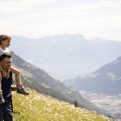 Vater und Tochter beim Wandern am Naturnser Sonnenberg mit Ausblick
