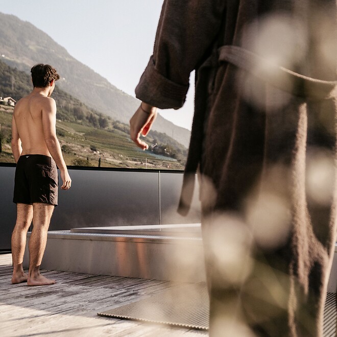 Frau und Mann am Sky Pool im Sky Spa mit Aussicht