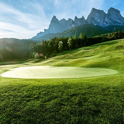 Golfplatz mit Blick auf die Dolomiten