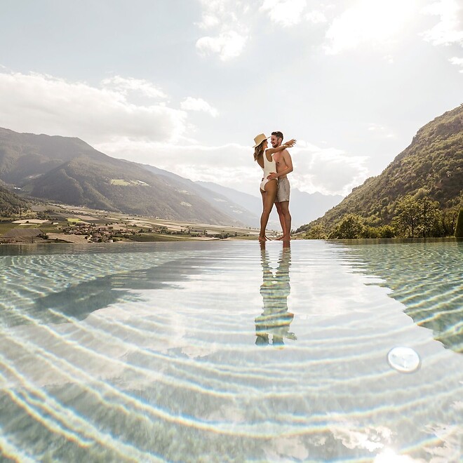 Frau und Mann am Infinity Sky Sport Pool