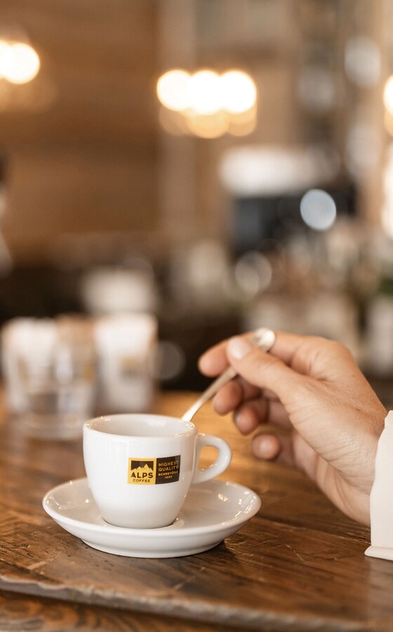 Ospiti che bevono il caffè Alps Coffee al bar