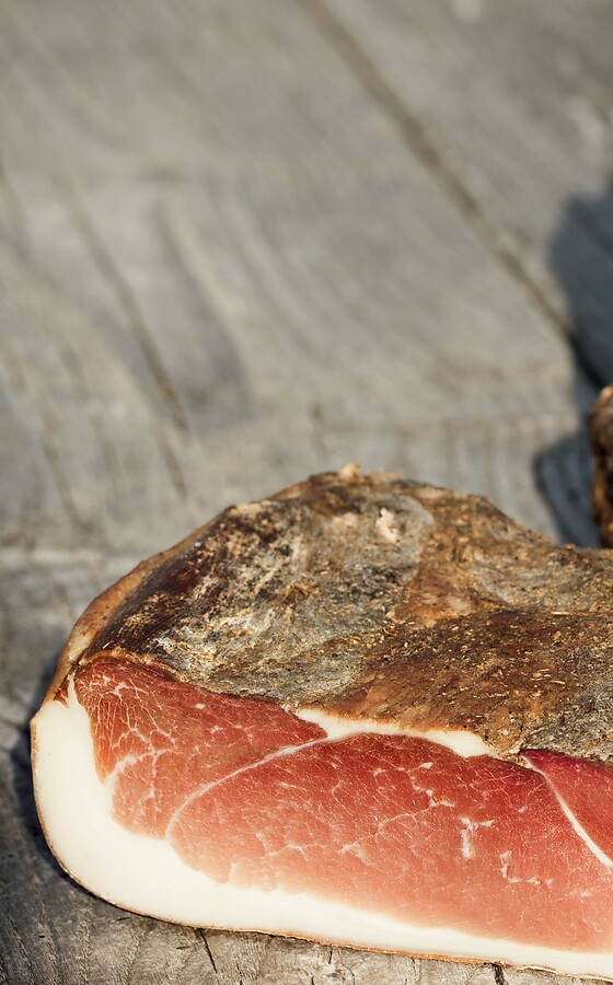 Speck con il sigillo del Speck altoatesino