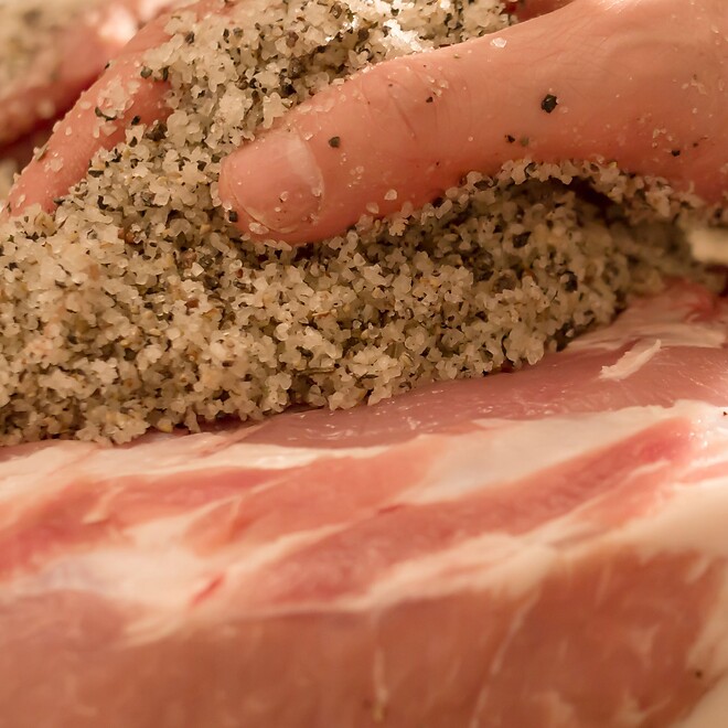 Preparazione di un tradizionale speck in Alto Adige