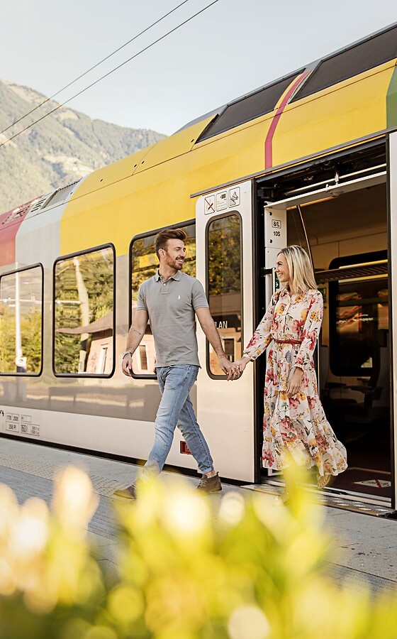 Uomo e donna scendono dalla Vinschger Bahn