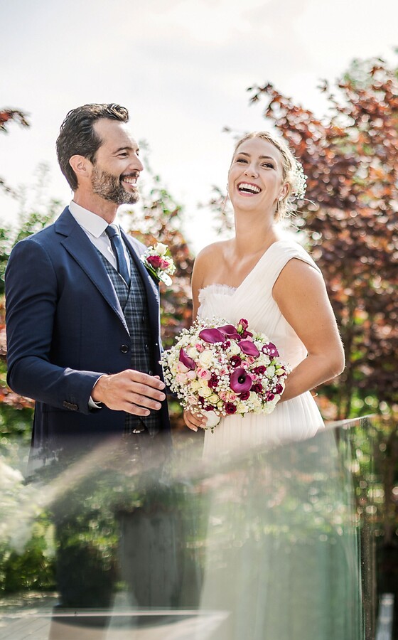 Donna e uomo al matrimonio in giardino
