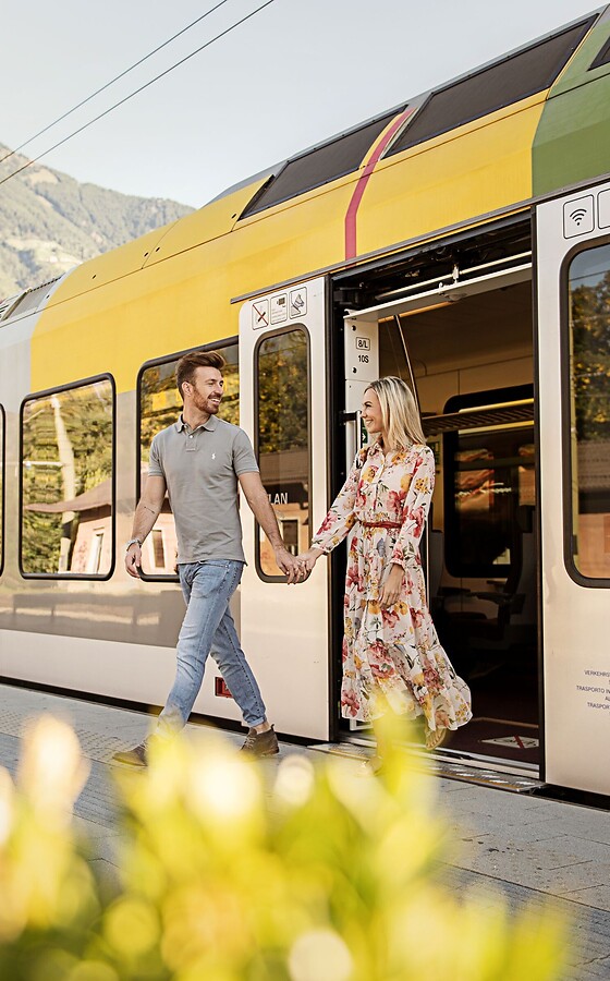 Man and woman getting off the Vinschger Bahn