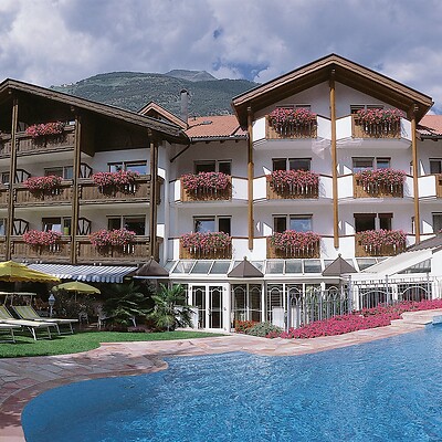 The former Jagdhof with outdoor pool