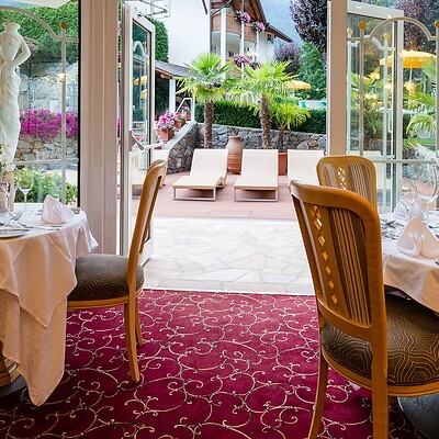 Restaurant area in the former Jagdhof with a view of the hotel garden