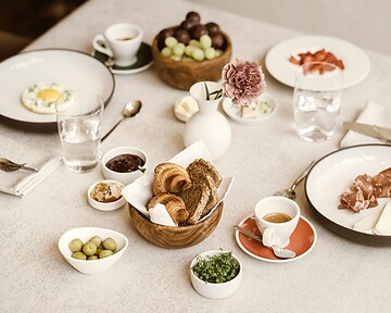 Frühstückstisch mit Kaffee und vielen Leckereien