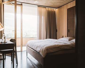 Modernes Hotelzimmer mit Bett im Hotel Lindenhof