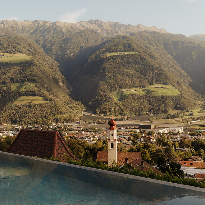 Sky Infinity Pool mit Blick über das Dorf Naturns