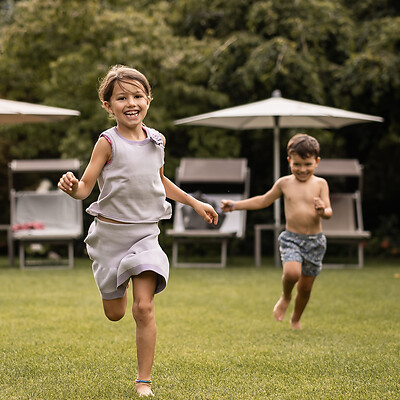 Kinder laufen durch den Hotelgarten