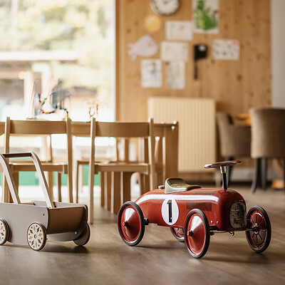 Indoor Spielzimmer mit Blick in die Natur