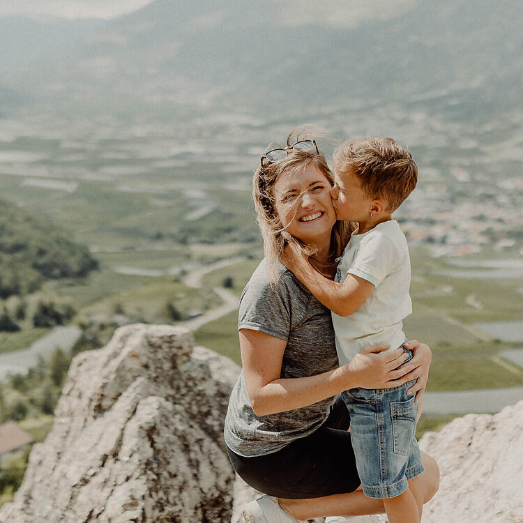 Mama und Sohn beim Wandern im Vinschgau