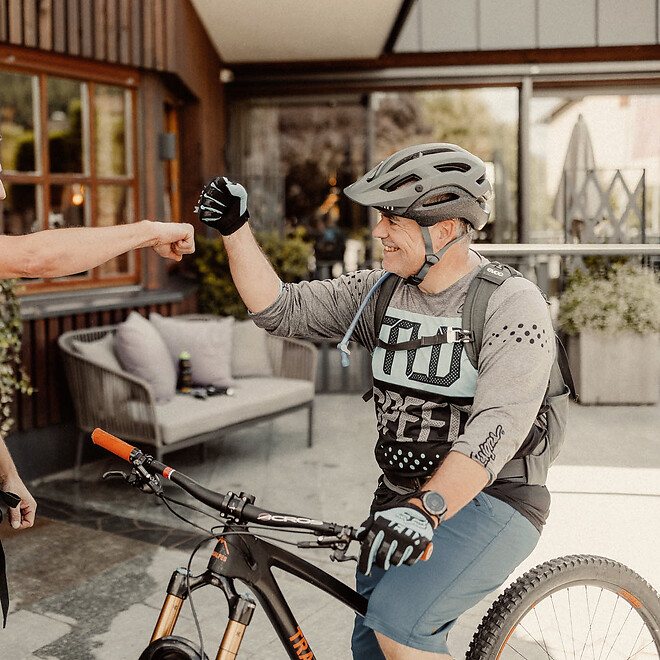 Zwei Männer bei der Begrüßung nach dem Bikeausflug