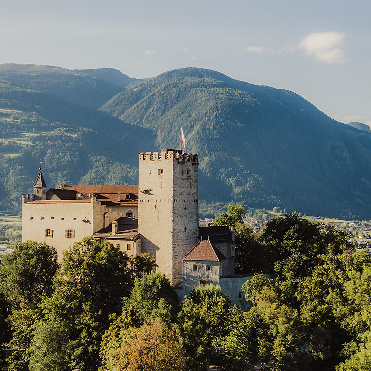 Schloss Juval im Vinschgau umgeben von der Natur