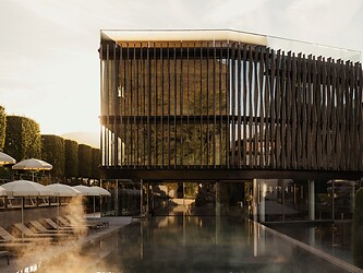 Wellnesstower mit Outdoor-Sportpool bei Sonnenaufgang