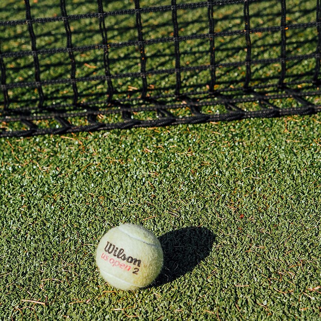Tennisball auf Tennisplatz mit Kunstrasen