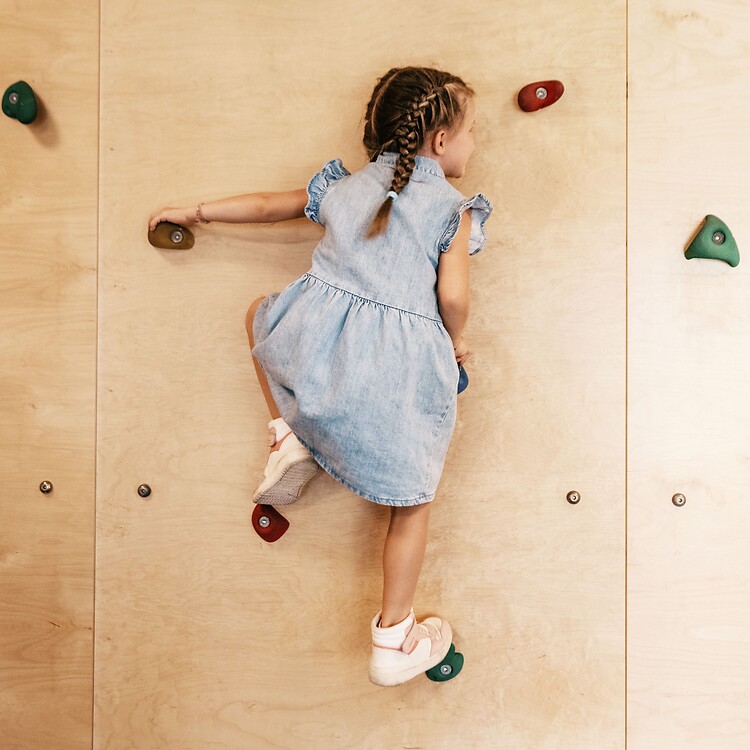 Mädchen klettern auf der hoteleigenen Indoor-Kletterwand
