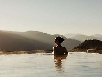 Frau im Sky Infinity Pool mit Bergblick