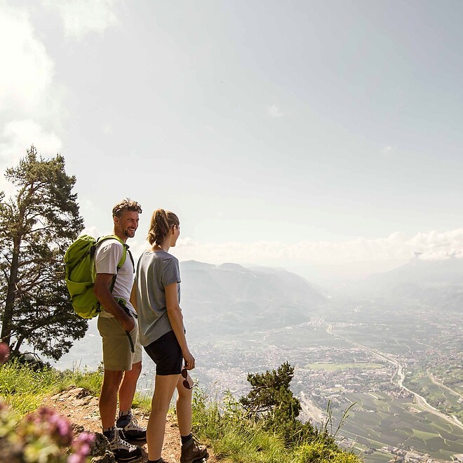 Frau und Mann bei Frühlingswanderung im Berg