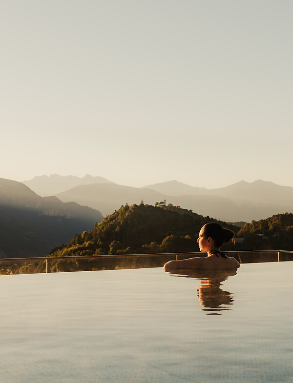 Frau im Infinity Sky Pool mit Dolomitenblick