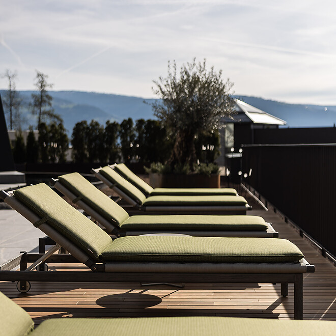 Sky Terrasse mit Ruheliegen unter der Sonne