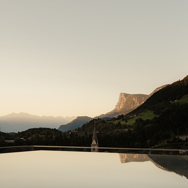 Sky Infinity Pool mit Blick zum Gantkofel