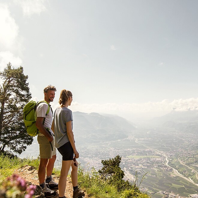 Frau und Mann wandern am Meraner Höhenweg