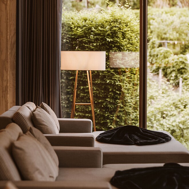 Loungebetten in Ruheraum mit Gartenpanorama