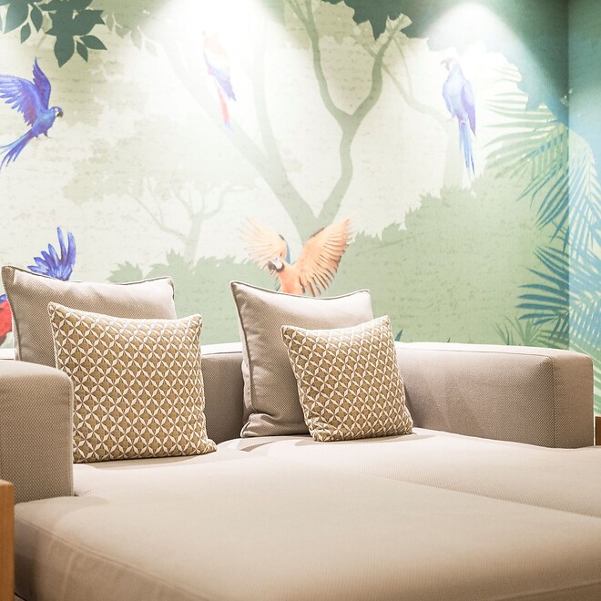 Großes Liegebett im Family Spa mit moderner Beleuchtung 