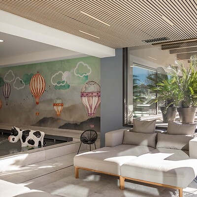 Indoor Babypool mit großen Lounge Liegen für Erwachsene