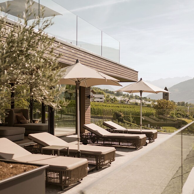 Sonnenterrasse mit Ruheliegen und Panoramablick