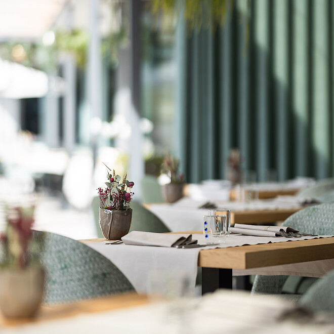 Restaurantbereich im Open-Air-Bereich im Hotel Alpiana