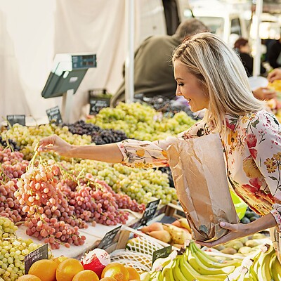 Mann und Frau am einkaufen beim wöchentlichen Markt in Meran