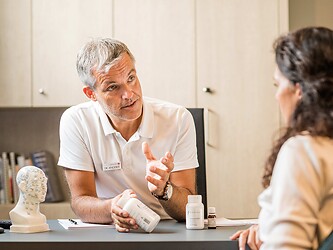 Donna riceve una consulenza personalizzata da un medico specialista