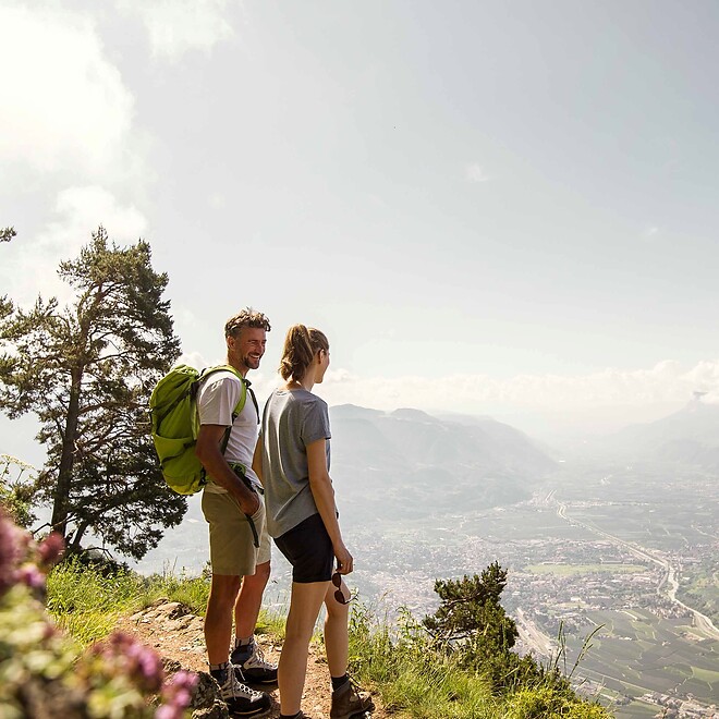 Frau und Mann wandern am Meraner Höhenweg