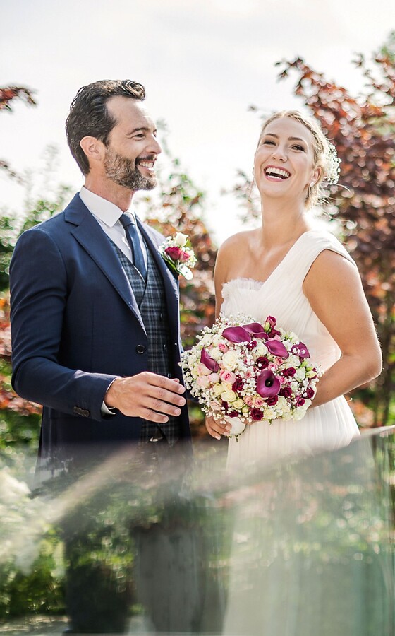 Frau und Mann bei Hochzeit im Garten
