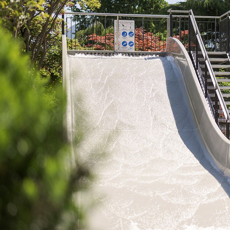 Wellenrutsche im Hotelgarten für Familienspaß