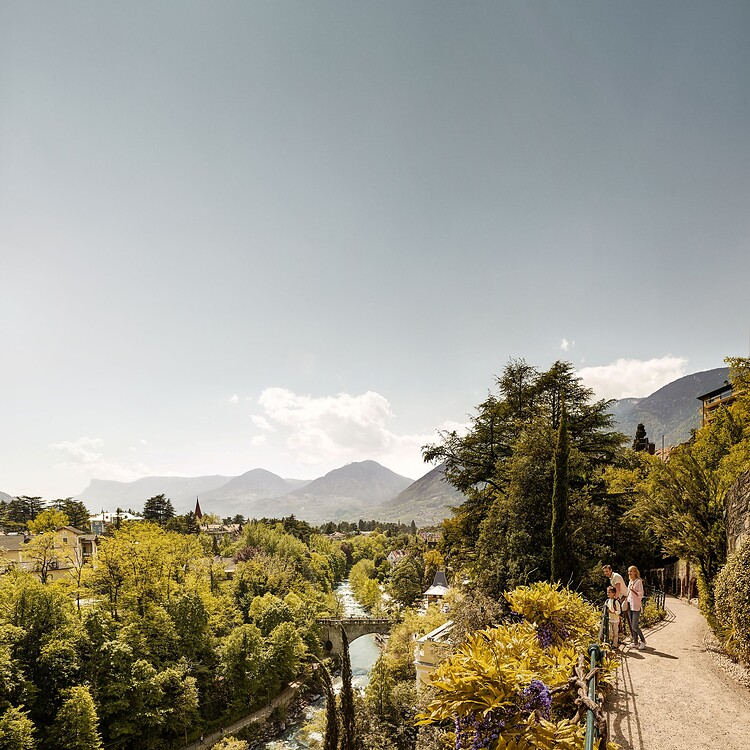 Famiglia sul Waalweg panoramico a Merano con panorama montano