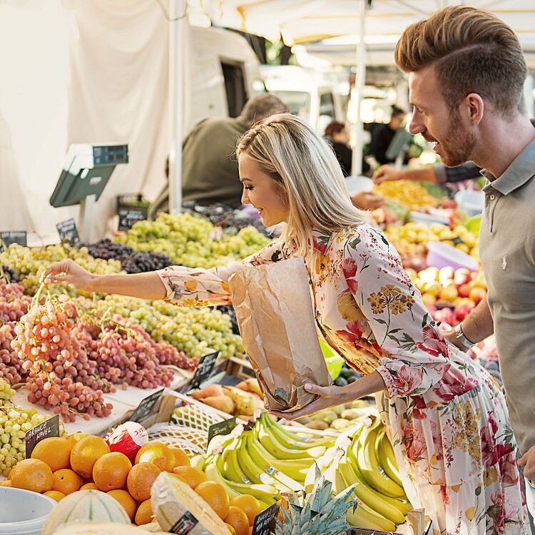 Donna e uomo a Merano mentre fanno la spesa al mercato settimanale
