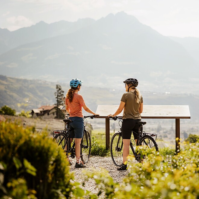 Ciclisti che si fermano davanti al panorama montano