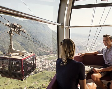 escursione in Autunno in Alto Adige su una funivia