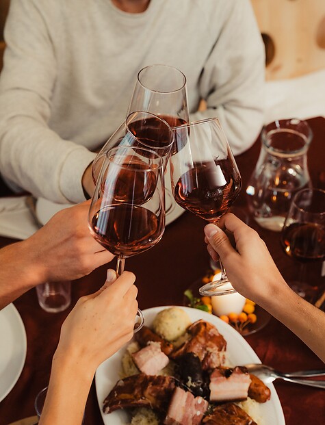 Brindare con un bicchiere di vino rosso durante il Törggelen